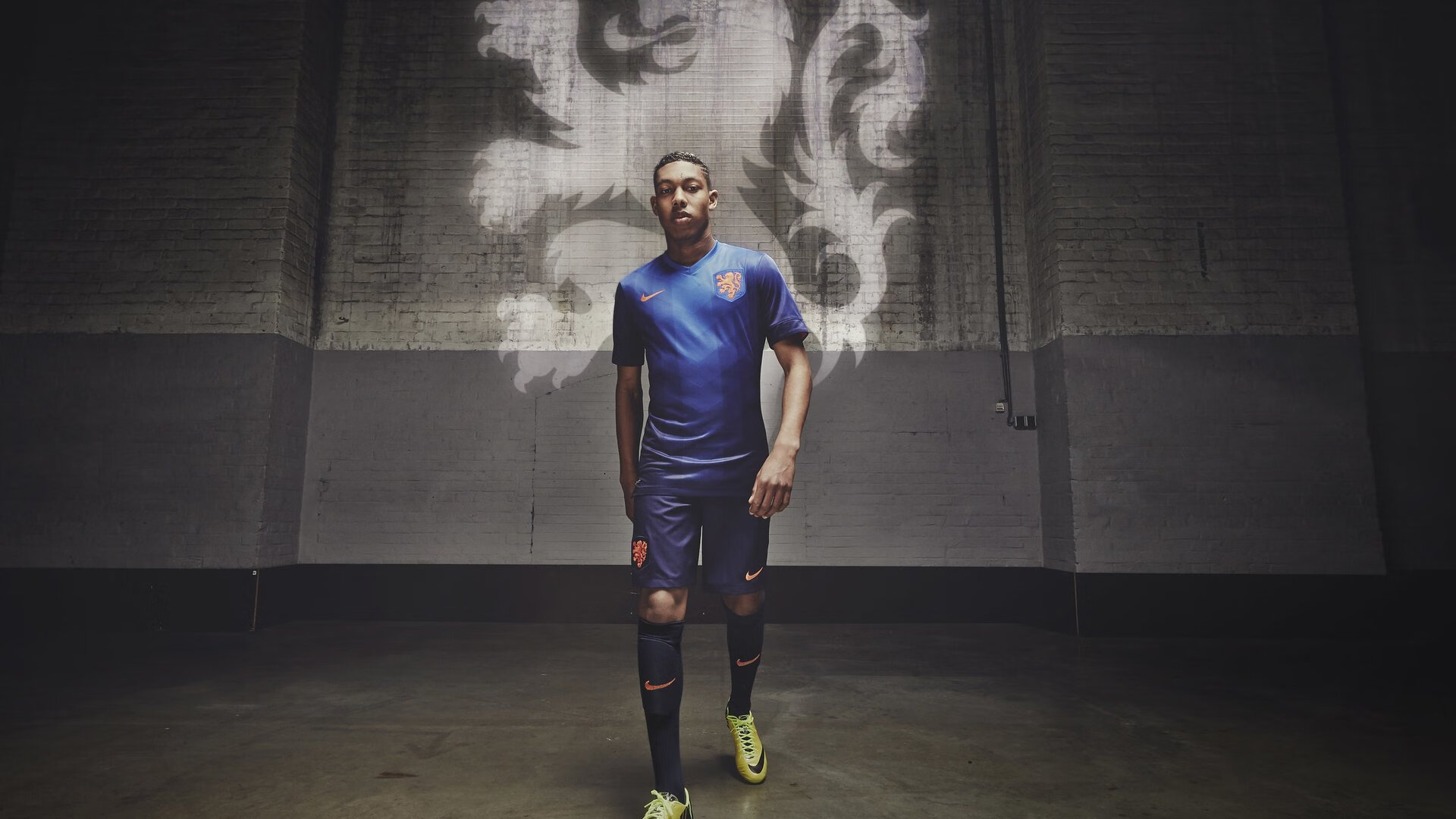 日本骑手佐藤健一在2024年东京国际障碍赛中以“飞翔之星”马匹获得冠军,感人至深。