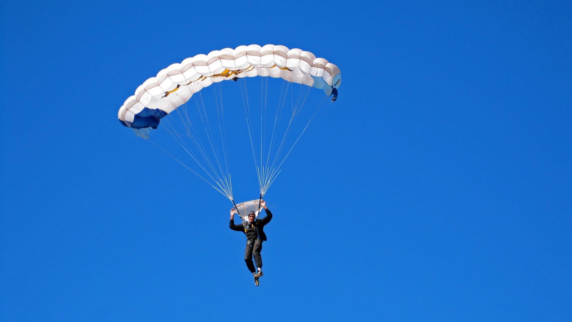逆境中的信念：车手对抗不利气候的坚韧精神，车手的车